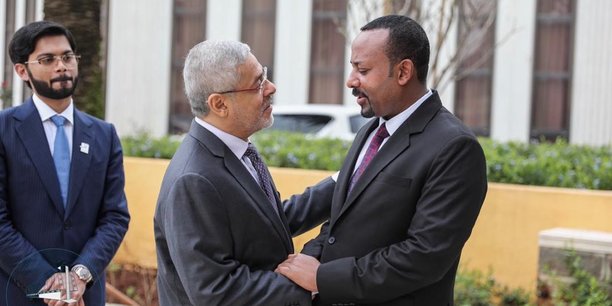 Hussain. J. Al Nowais, président du Conseil d'administration du Fonds Khalifa, et le Premier ministre éthiopien, Ahmed Abiy.