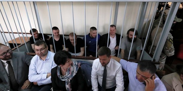 La justice russe prolonge la detention de six marins ukrainiens[reuters.com]