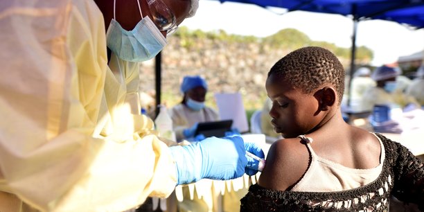 Plus de 300.000 personnes ont été vaccinées au cours d'épidémies d'Ebola dans les provinces du Nord Kivu et de l'Ituri, en République démocratique du Congo (RDC). Cette campagne de vaccination a mis fin en juin 2020 à deux années de crise. (Photo d'illustration: campagne de vaccination contre le virus Ebola au centre de santé Himbi, à Goma, Nord-Kivu, en RDC, le 17 juillet 2019.