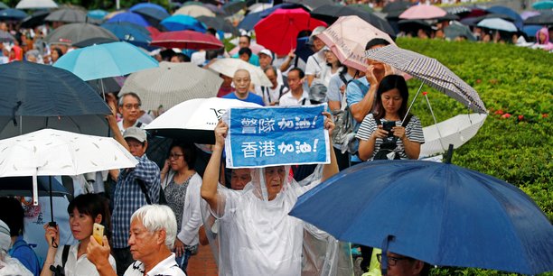 Manifestation de soutien a la police a hong kong[reuters.com]