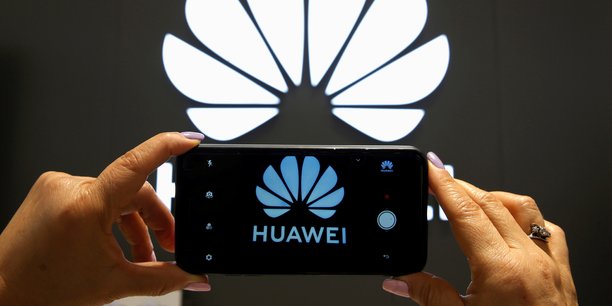 Huawei a justifié ces suppressions de postes par la « réduction des opérations » découlant des sanctions américaines à son égard.