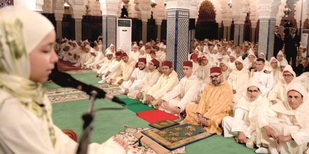 Le roi Mohammed VI présidant une veillée religieuse en commémoration de «Laylat Al-Qadr»  (la nuit du destin), le 1er juin 2019 à la mosquée Hassan à Rabat. Des versets du Coran ont été récités par Aya Mansour, 12 ans, lauréate du Prix national Mohammed VI de mémorisation, de déclamation et de psalmodie du Coran.