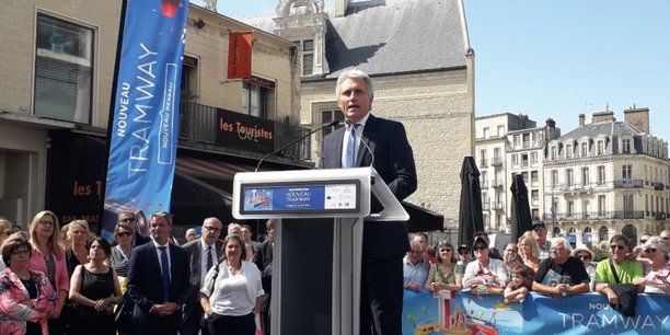 Joël Bruneau, maire de Caen et président de la communauté urbaine Caen la Mer, inaugure le nouveau tramway.