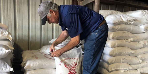 Le 9 juillet 2018, dans son exploitation située à l’extérieur de Bâton-Rouge, à Erwinville, en Louisiane, l'agriculteur Raymond Schexnayder Jr. travaille dans son entrepôt à vérifier les sacs de soja avant leur expédition.