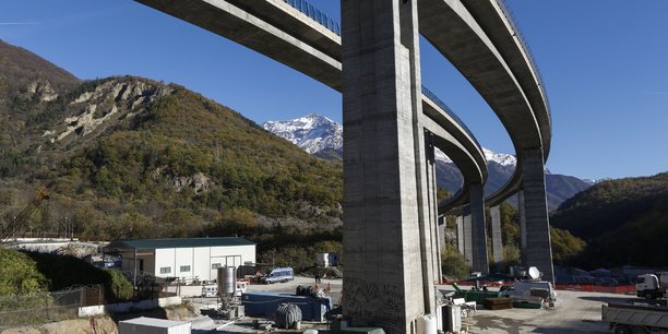 En France, si le tracé des 150 kilomètres de nouvelles voies entre Lyon et Saint-Jean-de-Maurienne a été acté, le projet est pour l'instant au point mort.