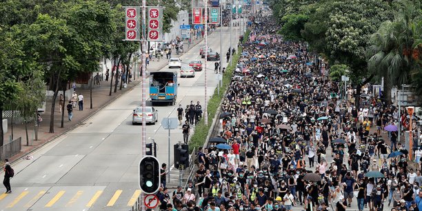 Cortège de manifestants ce dimanche 11 août dans les rues de Hong Kong.