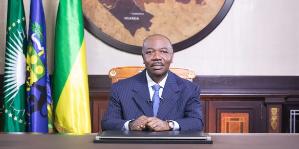 Au Gabon, la capacité à gouverner du président est souvent remise en cause. Selon le Palais du bord de mer cependant, «le président est [effectivement] aux commandes».