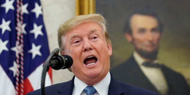 Donald Trump, le 22 août 2019, fait un discours à la Maison-Blanche devant un portrait d'Abraham Lincoln, 16e président des États-Unis qui a dirigé le pays à l'un des pires moments de son histoire, la guerre de Sécession.