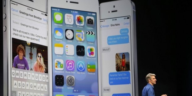 Craig Federighi, le responsable des logiciels d'Apple, dévoilant iOS 7 à la conférence WWDC. Copyright Reuters
