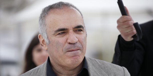 Le 18 mai 2019 au 72e Festival de Cannes, l'ancien champion du monde d'échecs Garry Kasparov pose pour la sortie de la série en manga Blitz, centrée sur le jeu d'échecs, dont il a assuré la supervision et dont il est un élément clé du scénario.