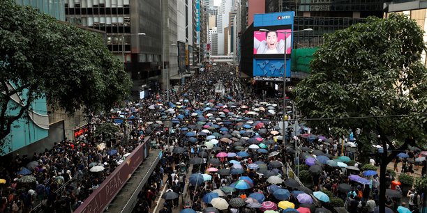 Malgré l'interdiction de manifester, des milliers de militants pro-démocratie sont descendus dans les rues de Hong Kong ce samedi 30 août