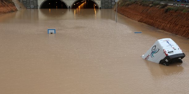 Inondations: troisieme deces en espagne, deux aeroports fermes[reuters.com]