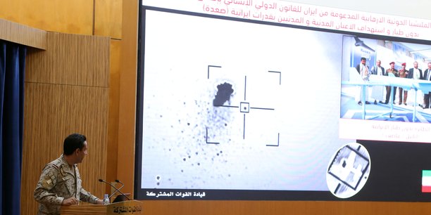 Lors d'une conférence de presse à Riyadh, en Arabie saoudite, le 16 septembre, le porte-parole officiel de la coalition saoudienne au Yémen, le colonel Turki Al-Malik, affiche sur un écran une image satellite montrant une frappe de drone.