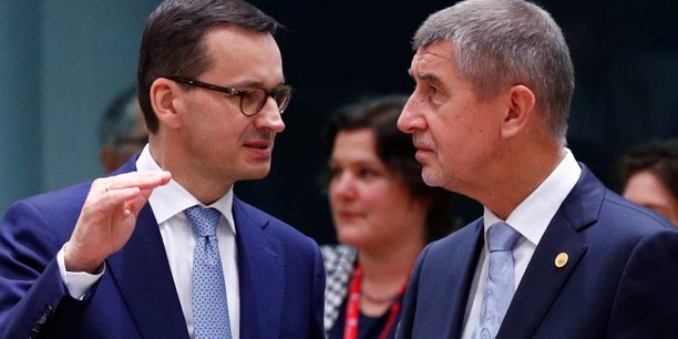 Le Premier ministre polonais à gauche, Mateusz Morawiecki avec le Premier ministre tchèque à droite, Andrej Babis, lors du sommet des dirigeants de l'Union européenne à Bruxelles le 28 juin 2018.
