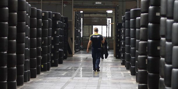 Un Bib' traverse la section dédiée au stockage des pneus pour le sport automobile du site de Clermont-Ferrand, en Auvergne, où se trouve le siège du fabricant tricolore de pneumatiques. Cette photo a été prise début juillet 2013 alors que Michelin annonçait la suppression de 700 emplois dans le pays.