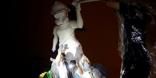 Des manifestants pro-democratie erigent une statue surplombant hong kong[reuters.com]
