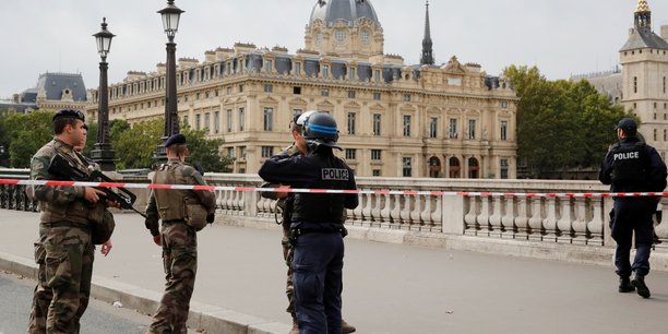 Cinq arrestations apres l'attaque a la prefecture de police de paris[reuters.com]