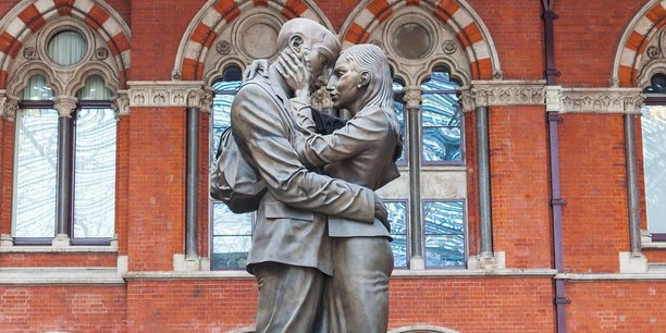 La statue en bronze The meeting place, réalisée par Paul Day, accueille les voyageurs à la gare de St. Pancras International, à Londres.