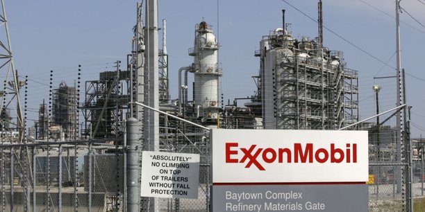 ExxonMobil, dont le titre n'a pas souffert jeudi de l'annonce de ce procès, s'est dite confiante d'être exonérée par la justice.