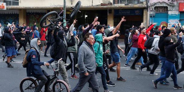 Couvre-feu et marche arriere du president face a la contestation au chili[reuters.com]