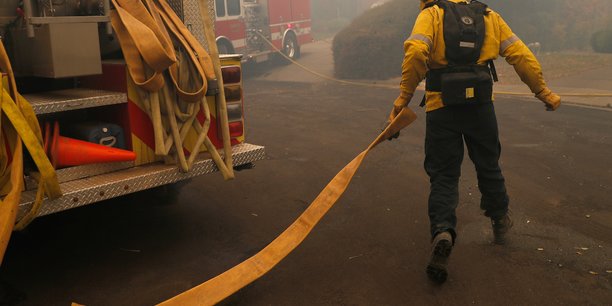 Incendies en californie: les pompiers perdent du terrain, 180.000 personnes evacuees[reuters.com]