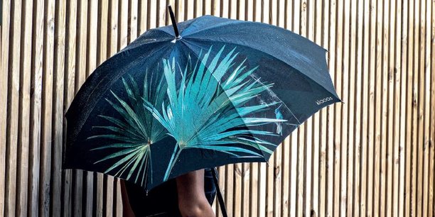 Klaoos propose des parapluies fabriqués en Europe à partir de plastique recyclé.
