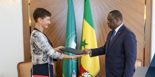 La Franco-allemande Irène Mingasson présentant sa lettre de créance au président Macky Sall, lors de sa prise de fonction effective en qualité de cheffe de la délégation de l’Union européenne au Sénégal.