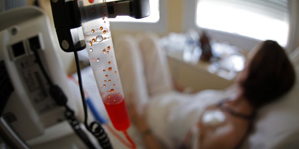 Photo d'illustration: une patiente reçoit un traitement de chimiothérapie pour le cancer du sein au Centre de cancérologie Antoine-Lacassagne à Nice le 26 juillet 2012.