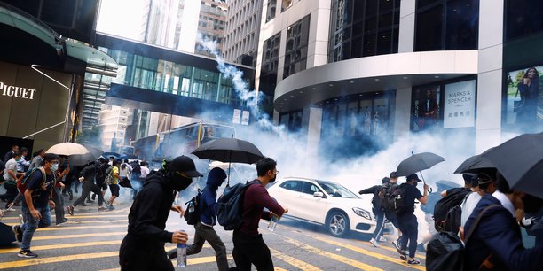 La police de hong kong ouvre le feu sur des manifestants[reuters.com]