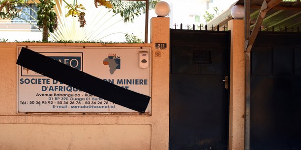 Au siège de la compagnie minière canadienne Semafo à Ouagadougou (Burkina Faso), le panneau de présentation est barré en noir en signe de deuil, à la mémoire des victimes de l'attaque perpétrée contre des employés sur la route menant à la mine de Boungou.