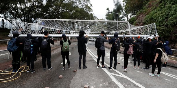 Hong kong: incidents entre manifestants et police sur un campus universitaire[reuters.com]