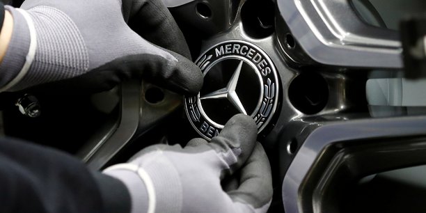 Daimler patit des regles anti-pollution, le titre plonge[reuters.com]