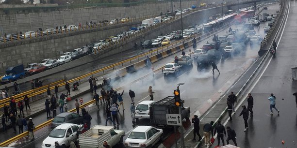 Iran: manifestations contre la hausse du prix de l'essence[reuters.com]