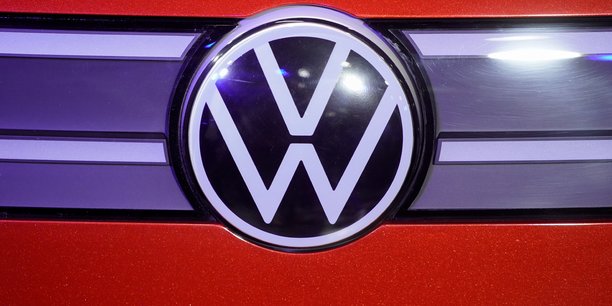 Volkswagen reduit ses previsions a moyen terme, le titre baisse[reuters.com]
