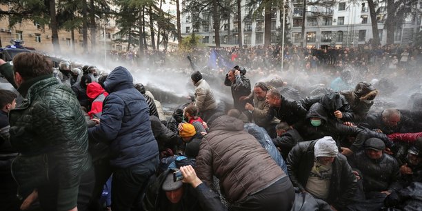 Des manifestants reclamant des elections anticipees arretes en georgie[reuters.com]