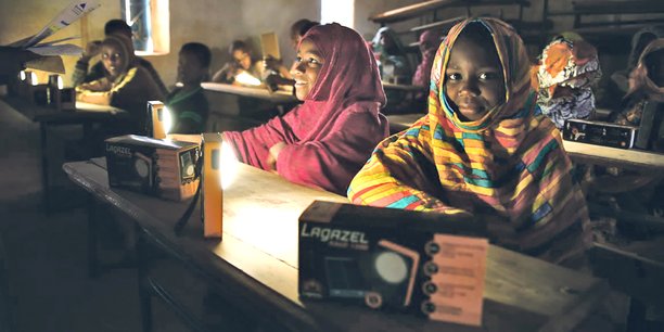 Des lampes solaires avec port USB pour aider les enfants du Sahel à étudier.