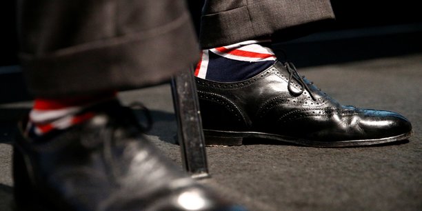 Gros plan sur les chaussettes décorées du drapeau britannique portées par le leader populiste, nationaliste et eurosceptique Nigel Farage, leader du Brexit Party, lors d'une conférence le 22 novembre dernier à Londres.