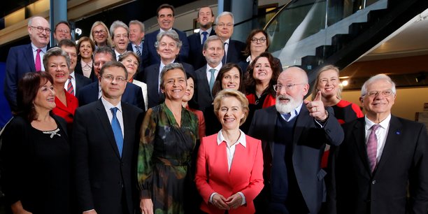 Ursula von der Leyen (au centre), entourée des membres de la nouvelle Commission approuvée à une large majorité par le Parlement européen.