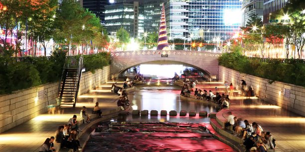 Un espace autrefois réservé aux voitures devenu un lieu de vie. En dix ans, la ville de Séoul a éliminé une autoroute urbaine en plein centre-ville, récupéré le canal qui avait été enfoui et créé le parc Cheonggyecheon.