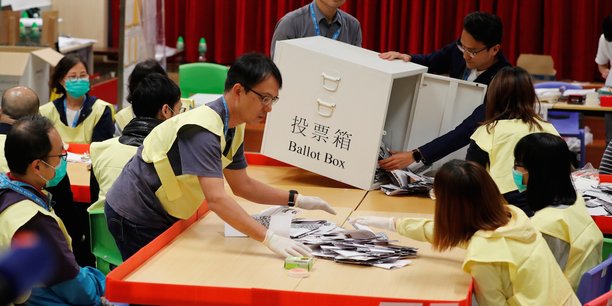 Un bureau de vote à Hong Kong au moment du dépouillement.