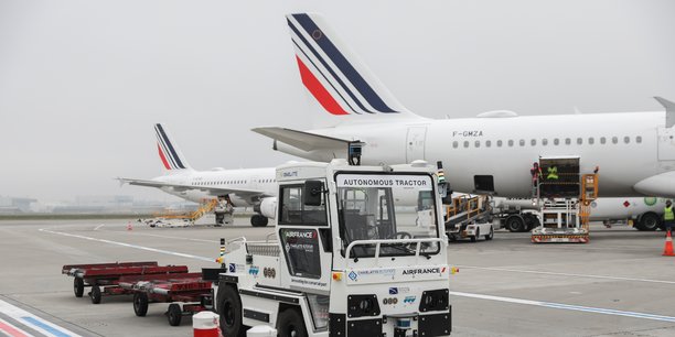 Air France teste à Toulouse un tracteur à bagages autonome.