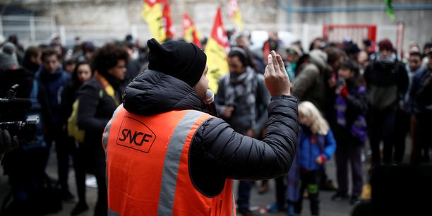Au moins 800.000 personnes, selon le ministère de l'Intérieur, sont descendues dans la rue partout en France, et des secteurs entiers d'activité ont tourné au ralenti en ce jeudi noir de grèves et manifestations contre le futur système universel de retraite.