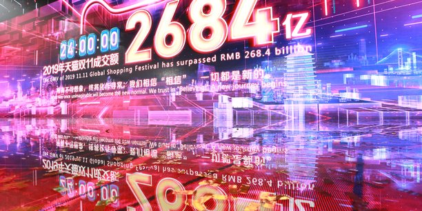 En Chine, le 11 novembre 2019, au siège d'Alibaba (Hangzhou, province du Zhejiang), un écran géant affiche le volume de transactions réalisées par le seul Alibaba lors de la Fête des célibataires, grand événement de consommation à l'image du Black Friday en Occident.