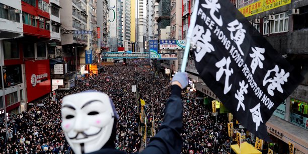 Des milliers de manifestants defilent a nouveau a hong kong[reuters.com]