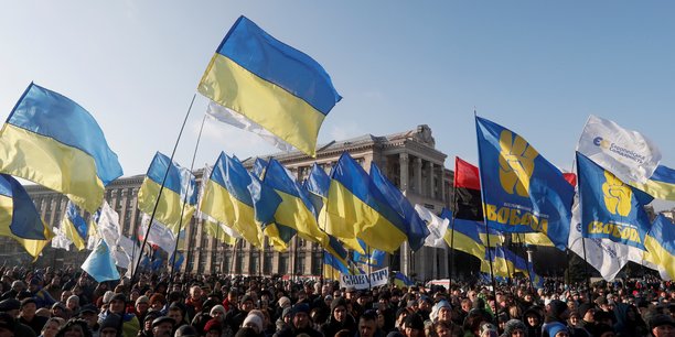Des milliers d'ukrainiens appellent zelenski a ne pas capituler face a poutine[reuters.com]