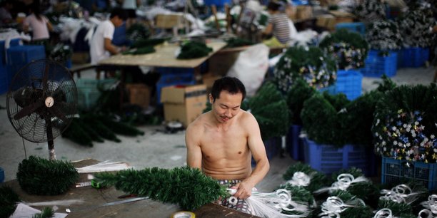 Si elle n'en cultive pas, la Chine n'en produit pas moins pour l'exportation des sapins factices en plastique et toutes les décorations qui vont avec. Elle en est même de très très loin la premier fabricant mondial.