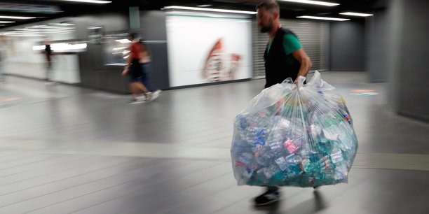 250 kilos de déchets plastique sont déversés chaque seconde dans les mers du monde, selon la revue
Science. Une pollution marine qui finit par affecter la chaîne alimentaire.