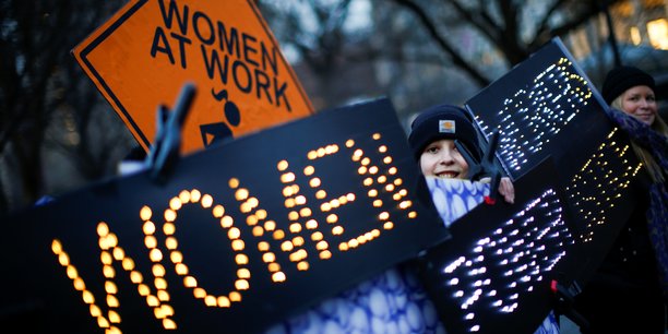 New York (États-Unis), le 8 mars 2019. Une manifestante tient une pancarte durant la Journée internationale des droits des femmes.