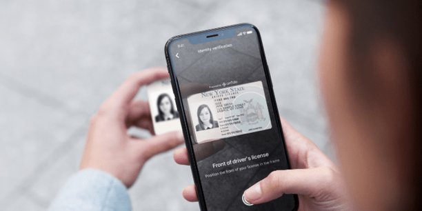 La startup britannique Onfido fait partie des Regtech européennes les plus prometteuses selon le cabinet KPMG. Elle a développé des algorithmes d'intelligence artificielle pour vérifier l'identité des utilisateurs à partir d'un selfie.