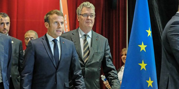 Emmanuel Macron a toujours su cajoler sa droite… Ici, en compagnie du haut-commissaire aux retraites démissionnaire et ancien ténor de la chiraquie, Jean-Paul Delevoye, en octobre dernier à Rodez.